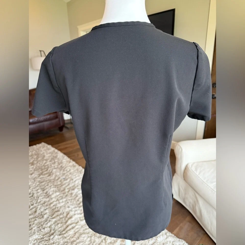 Figs XS Black Scrub Technical Collection Two Pocket Top - Picture 2 of 6